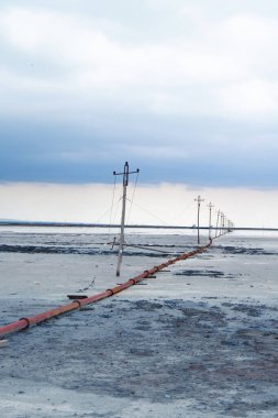 Çin, Qinghai 'deki Chaka Tuz Gölü' ndeki telefon direği. Çin 'deki Chaka Tuz Gölü. Qinghai 'nin Chaka Salt Lake' i hayallerle dolu..