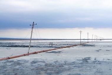 Çin, Qinghai 'deki Chaka Tuz Gölü' ndeki telefon direği. Çin 'deki Chaka Tuz Gölü. Qinghai 'nin Chaka Salt Lake' i hayallerle dolu..