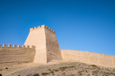 Çin 'in Gansu eyaletindeki görkemli Jiayuguan Büyük Duvar Kulesi. Jiayuguan, Gansu, Çin' deki Çin Seddi 'nin tareti.