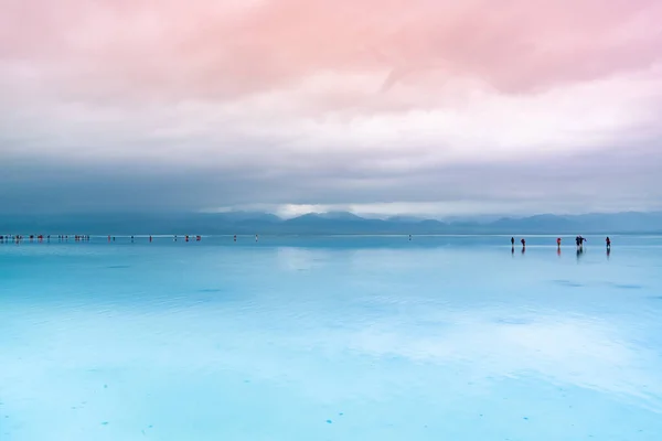 Çin, Qinghai 'deki Caka Tuz Gölü. Çin' deki Chaka Tuz Gölü. Qinghai 'nin Chaka Salt Lake' i hayallerle dolu.