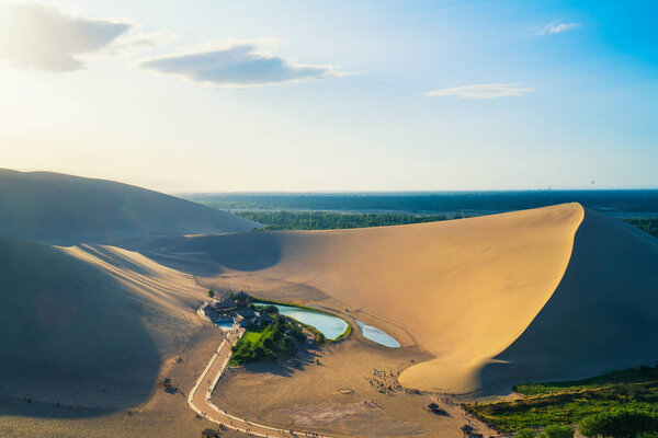 Весенний пейзаж Юэя, гора Минша, город Дуньхуан, провинция Ганьсу, Китай. Gansu Dunhuang Crescent Lake and Mingsha Mountain, China
.