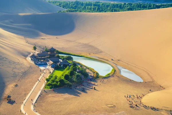 甘肃省敦煌明沙山区越亚温泉风景区 甘肃敦煌新月湖和中国明沙山 — 图库照片