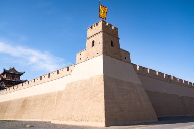Çin 'in Gansu eyaletindeki görkemli Jiayuguan Büyük Duvar Kulesi. Jiayuguan, Gansu, Çin' deki Çin Seddi 'nin tareti.