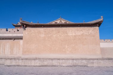 Jiayuguan şehrinin duvarının altındaki klasik ev, Gansu, Çin