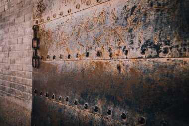 Jiayuguan, Gansu, Çin 'deki Çin Seddi' nin paslı demir kapısı