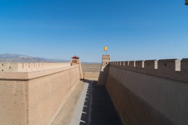 Çin 'in Gansu eyaletindeki görkemli Jiayuguan Büyük Duvar Kulesi. Jiayuguan, Gansu, Çin' deki Çin Seddi 'nin tareti.