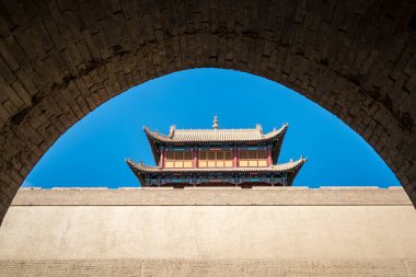 Çin 'in Gansu eyaletindeki görkemli Jiayuguan şehir gözlem kulesi. Siyah plaketteki Çince karakterler: Jiayuguan 'ın adları. Çin' in Gansu Eyaleti 'ndeki görkemli Jiayuguan Büyük Duvar Kulesi. Jiayuguan' daki Çin Seddi 'nin tareti.