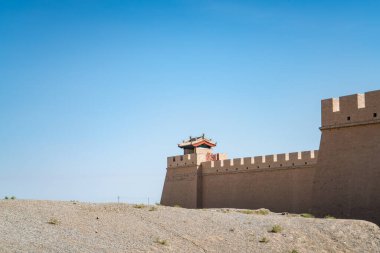 Çin 'in Gansu eyaletindeki görkemli Jiayuguan Büyük Duvar Kulesi. Jiayuguan, Gansu, Çin' deki Çin Seddi 'nin tareti.