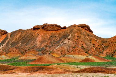 Zhangye Danxia Ulusal Jeolojik Parkı. Zhangye City, Gansu Eyaleti, Çin 'de renkli Danxia Geopark. Güzel ve renkli Danxia şekilleri. 