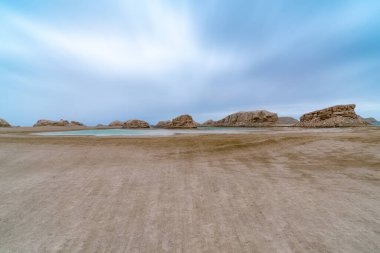 Su üzerinde Yadan, Qaidam Havzası, Qinghai Eyaleti, Çin