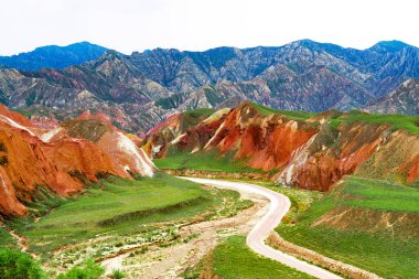 Zhangye Danxia Ulusal Jeolojik Parkı. Zhangye City, Gansu Eyaleti, Çin 'de renkli Danxia Geopark. Güzel ve renkli Danxia şekilleri. 