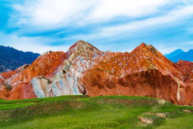 Zhangye Danxia Ulusal Jeolojik Parkı. Zhangye City, Gansu Eyaleti, Çin 'de renkli Danxia Geopark. Güzel ve renkli Danxia şekilleri. 