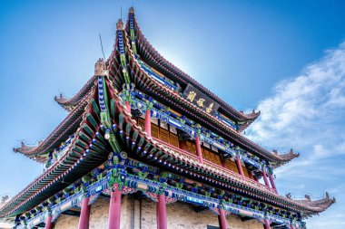 Çin 'in Gansu eyaletindeki görkemli Jiayuguan şehir gözlem kulesi. Siyah plaketteki Çince karakterler: Jiayuguan 'ın adları. Çin' in Gansu Eyaleti 'ndeki görkemli Jiayuguan Büyük Duvar Kulesi. Jiayuguan, Gansu' daki Çin Seddi 'nin tareti.