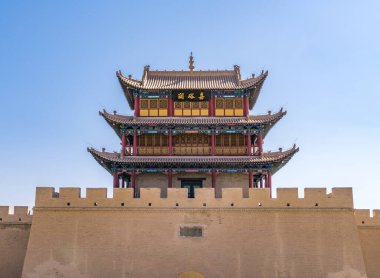 Çin 'in Gansu eyaletindeki görkemli Jiayuguan şehir gözlem kulesi. Siyah plaketteki Çince karakterler: Jiayuguan 'ın adları. Çin' in Gansu Eyaleti 'ndeki görkemli Jiayuguan Büyük Duvar Kulesi. Jiayuguan, Gansu' daki Çin Seddi 'nin tareti.