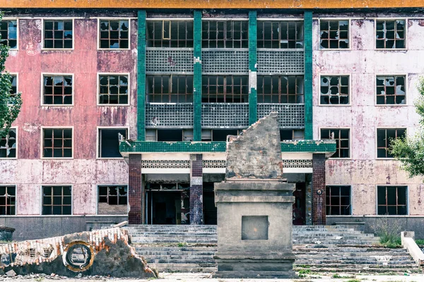 在甘肃九泉Aksai石油镇被毁的废弃的人民政府建筑 — 图库照片