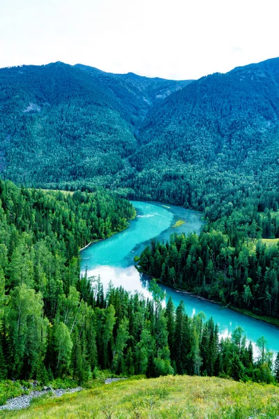 Yazın Kanas Gölü, Altay, Xinjiang, Çin. Yazın Kanas Gölü, Xinjiang, Çin 'de güzel ve sessiz.