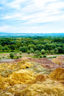 Gökkuşağı Sahili, Beş Renkli Tepe manzaralı bir yer, Burqin yakınlarındaki çölde bir vaha. Buerjin, Altay, Xinjiang Eyaleti, Çin. Renkli tepeler ve güzel Irtysh Nehri. Burqin Xinjiang Eyaleti yakınlarındaki çölde Gökkuşağı Sahili, Çin.