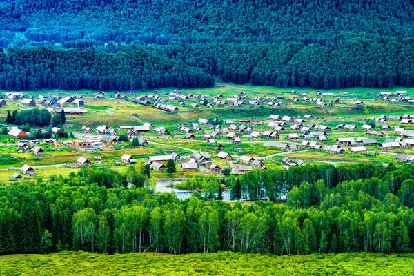 Çin 'in başkenti Hemu Köyü' nde yaz mevsimi. Dağın tepesindeki uzak köylere bakıyorlar.