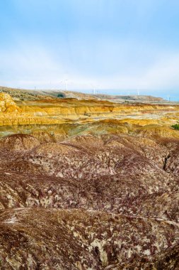 Burqin County, Xinjiang, Çin 'de Gökkuşağı Kumsal Rüzgarı Gücü. Rüzgâr enerjisi Xinjiang Yadan topraklarında beyaz yel değirmeni