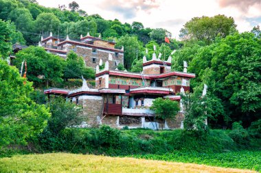 Jiaju Tibet köyü, Batı Sichuan, Çin 'de bir Tibet topluluğu. Sichuan 'daki Tibet bölgelerinin karakteristik konutları. Jiaju Tibetli VillageDanba Yerel Kalesi Çin 'de