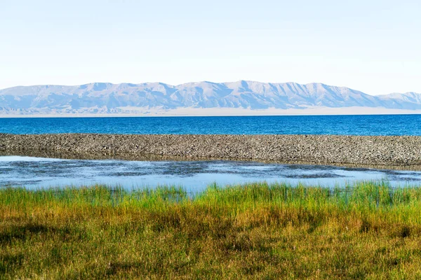 中国新疆波尔市色拉兰湖美丽而安静 美丽而纯净的山湖边的木板路 — 图库照片