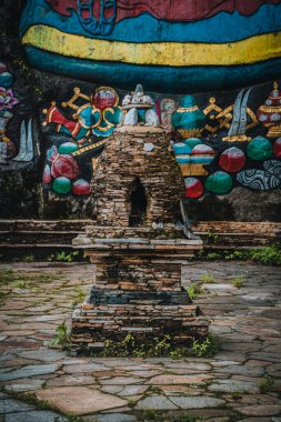 Dongga Tapınağı 'ndaki dua kulesi Pagoda, Hailuogou, Sichuan, Çin. Tibet Budist dua kulesi