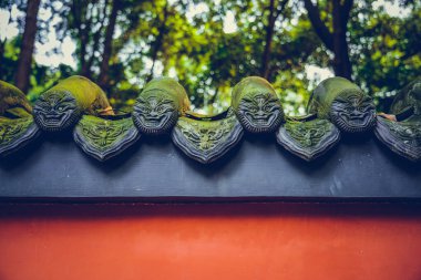 Chengdu, Sichuan, Çin 'deki Du Fu kulübesinde kırmızı duvar.