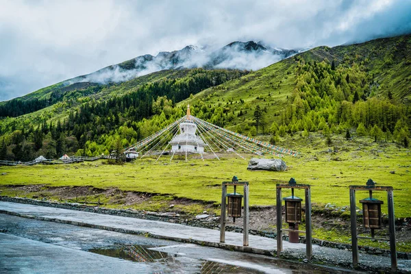Sichuan Dört Kız Dağı (Siguniang Dağı) Sichuan Çin 'de Shuangqiaogou, yazları güzel beyaz kule. Shuangqiaogou' da pagodas ve dua tüpleri, Siguniangshan, Sichuan Eyaleti, Çin