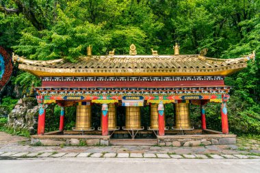 Hailuogou, Sichuan, Çin 'deki Dongga Tapınağı' nın dua çarkı.