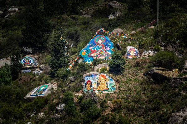四川省 中国の四川省のチベット高速道路の横にチベット仏教の壁画 チベット語訳 仏教六字真言 — ストック写真
