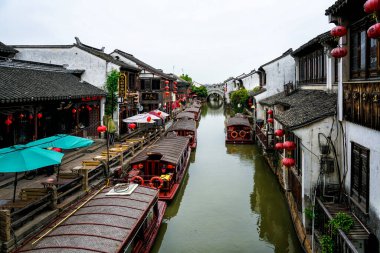 Çin 'in Jiangsu Eyaleti Suzhou şehrindeki bir ailenin beyaz duvarları ve siyah fayansları. Beyaz duvar ve siyah fayans, Shantang Caddesi, Suzhou, Jiangsu Eyaleti, Çin. Çin 'in güneyindeki Suzhou Bahçesi' nde küçük köprüler ve akan evler, beyaz duvarlar ve siyah fayanslar.