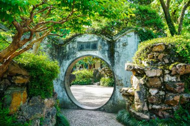 Suzhou bahçesi, Mütevazı Yönetici 'nin bahçesi, Jiangsu Eyaleti, Çin. Taş kapıdaki Çince karakterlerin çevirisi: Loquat Garden