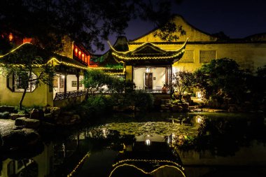 Çin 'in Suzhou kentindeki net öğretmen bahçesinin gece görüşü. Çin' in Suzhou kentindeki net wangshi bahçesinin gece görüşü.