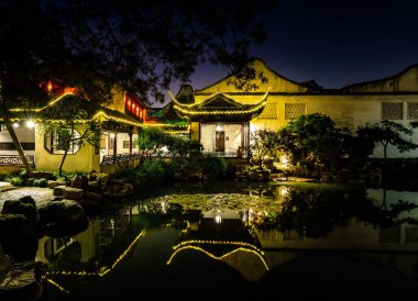 Çin 'in Suzhou kentindeki net öğretmen bahçesinin gece görüşü. Çin' in Suzhou kentindeki net wangshi bahçesinin gece görüşü.