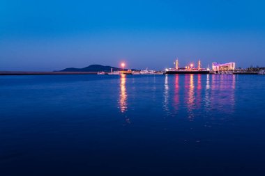   Weishan, Shandong, Çin sahilinden Liugong Adası 'nın batışına bakan Weihai Rıhtımı' ndaki buharlı gemiler..