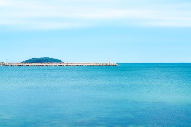 Yuanyao Balıkçılık Liman Feneri, Weihai, Shandong, Çin. Denizin yıkım barajı.