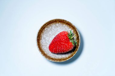 Küçük bir Çin tabağında çilek.