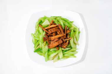 Çin yemeği, kereviz ve kurutulmuş soya peyniri ile kızartılmış.