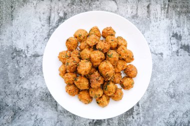 Çin yemeği kroketleri beyaz arka planda Çin kroketi. Çin yemeği kroket Çin kroket çimento arka plan üzerinde