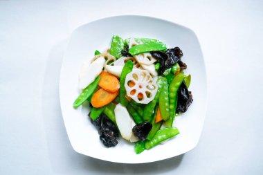 Çin 'in Guangdong şehrinde Çin yemeği: lotus havuzunda kızartma. Guangdong Eyaleti, Çin 'deki Lotus Gölü' nde kızarmış sebzeleri karıştır.