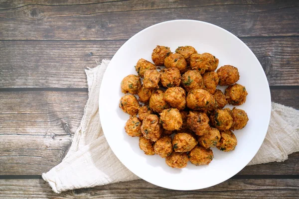 Çin yemeği kroketleri beyaz arka planda Çin kroketi. Çin yemeği kroketleri ahşap masa arkasında.