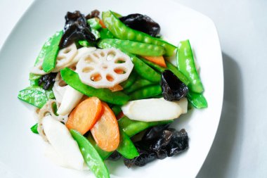 Çin 'in Guangdong şehrinde Çin yemeği: lotus havuzunda kızartma. Guangdong Eyaleti, Çin 'deki Lotus Gölü' nde kızarmış sebzeleri karıştır.