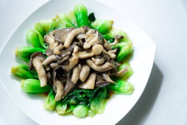 Kızarmış tecavüzü Çin mantarıyla karıştır.