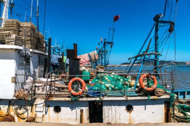 Balıkçı tekneleri Weihai, Shandong 'daki Yuanyao balıkçı limanına yanaştı.