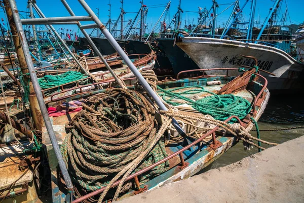 Balıkçı tekneleri Weihai, Shandong 'daki Yuanyao balıkçı limanına yanaştı.