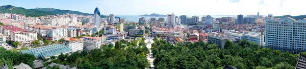 Weihai, Shandong, Çin manzarası. Weihai Huancui Kulesi caddeye bakıyor..