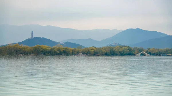 中国北京颐和园昆明湖 远眺玉泉山塔楼 — 图库照片