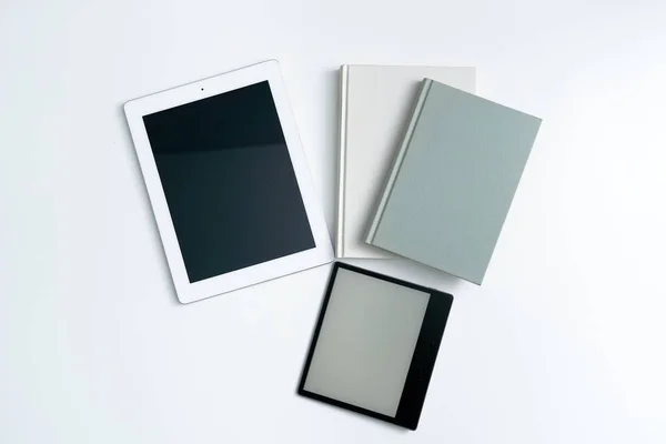 Beyaz masaüstünde kitaplar ve defterler ve kindle. Kitaplar ve dizüstü bilgisayarlar ve tablet e-kitap ve beyaz masaüstünde e-kitap. kindle ebook ve beyaz masaüstünde defter ve kitaplar. Kitaplar ve beyaz masaüstünde açık defterler.