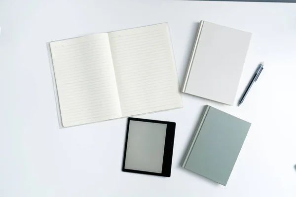 Livros Cadernos Acender Área Trabalho Branca Livros Cadernos Tablet Bookskindleon — Fotografia de Stock