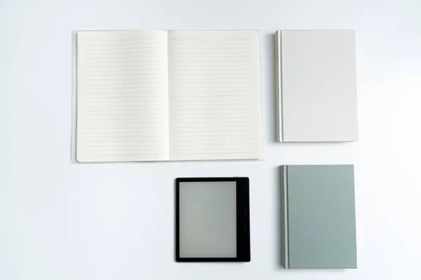 Boeken Notebooks Aanmaakboeken Witte Desktop Boeken Notebooks Tablet Bookskindleon Witte — Stockfoto